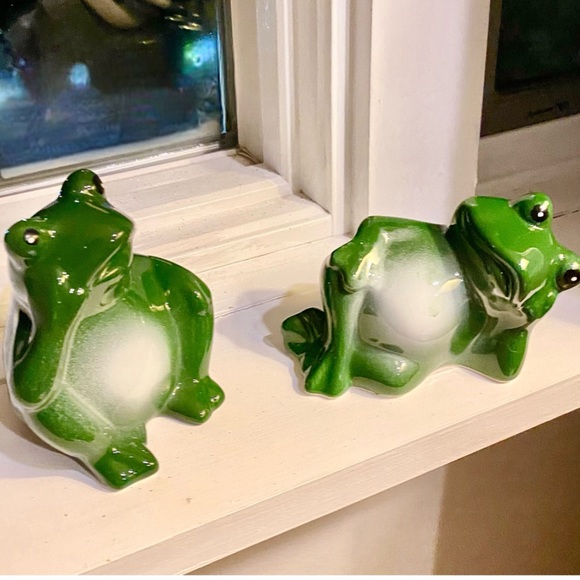 Other - Porcelain Frog Figurine Set